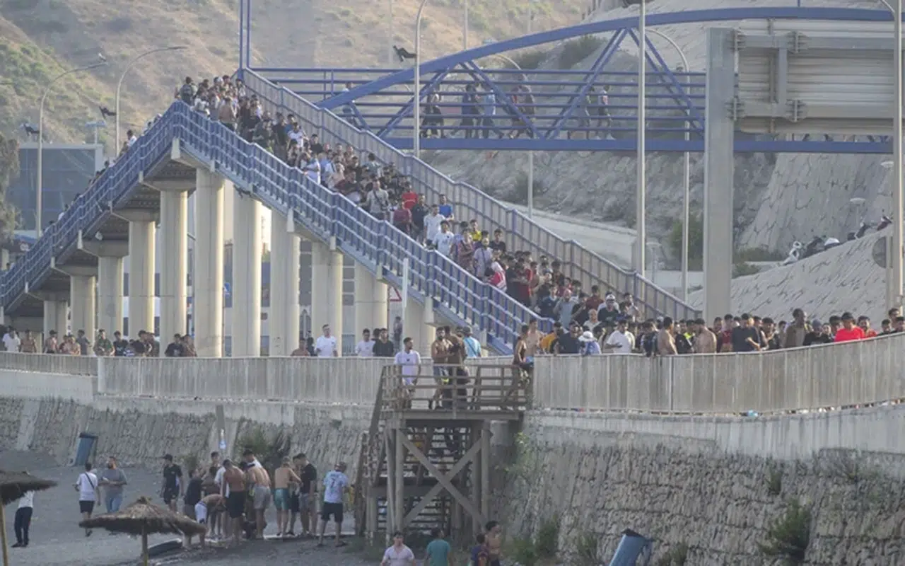 Ceuta sınırında düzensiz göç hareketliliği: Yüzlerce kişi deniz yolunu kullandı
