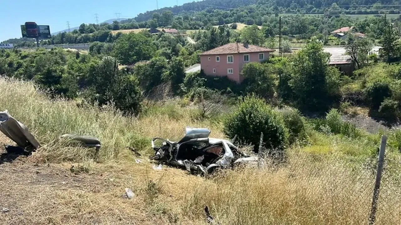 Bolu'da otomobil şarampole devrildi: Sürücü hayatını kaybetti