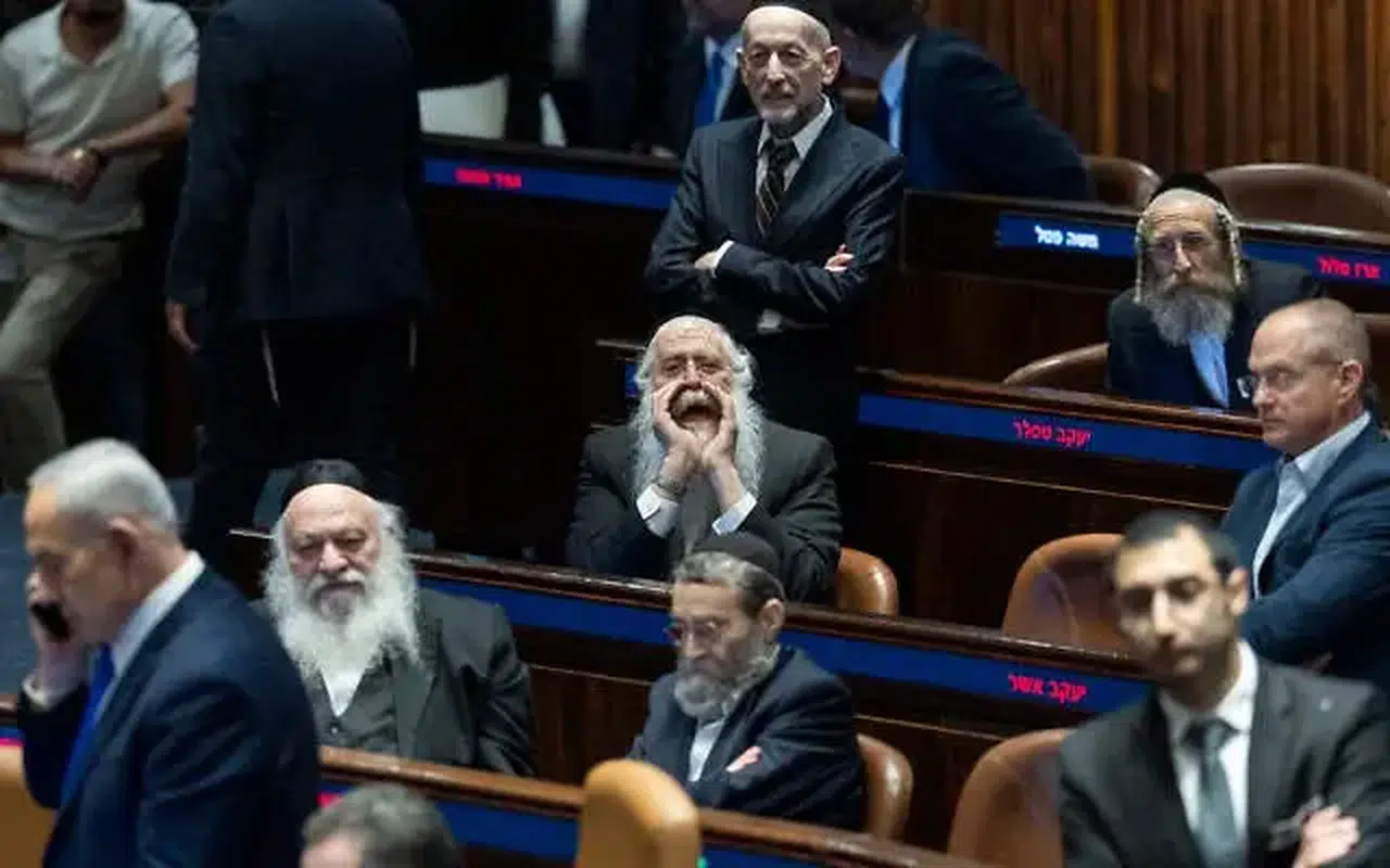 Netanyahu'ya İsrail Meclisi'nde protesto: Oylamaya katılmadan Meclis'ten ayrıldı