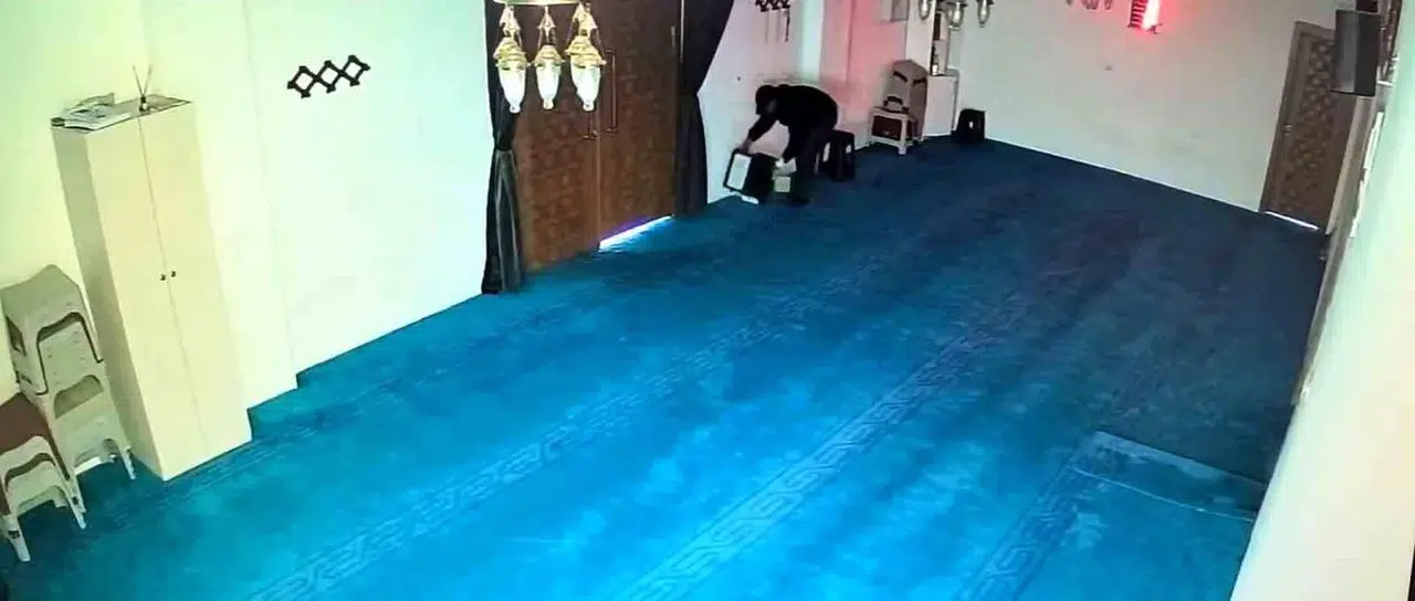 Hırsız yardım kutusunu kaldırım taşıyla kırdı: 100 bin lira çaldı