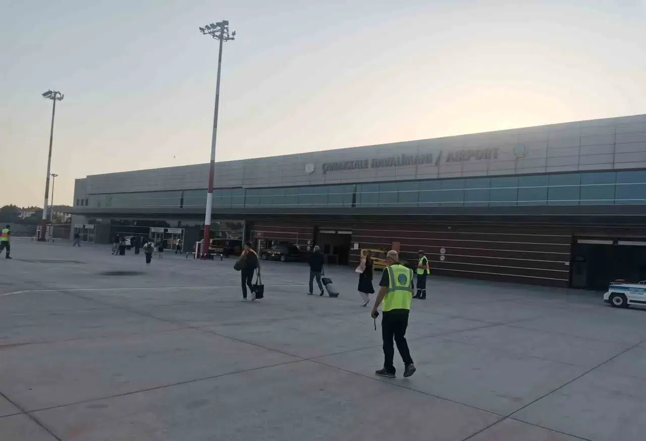Brüksel'den gelen İstanbul uçağı Çanakkale Havalimanı’na iniş yaptı