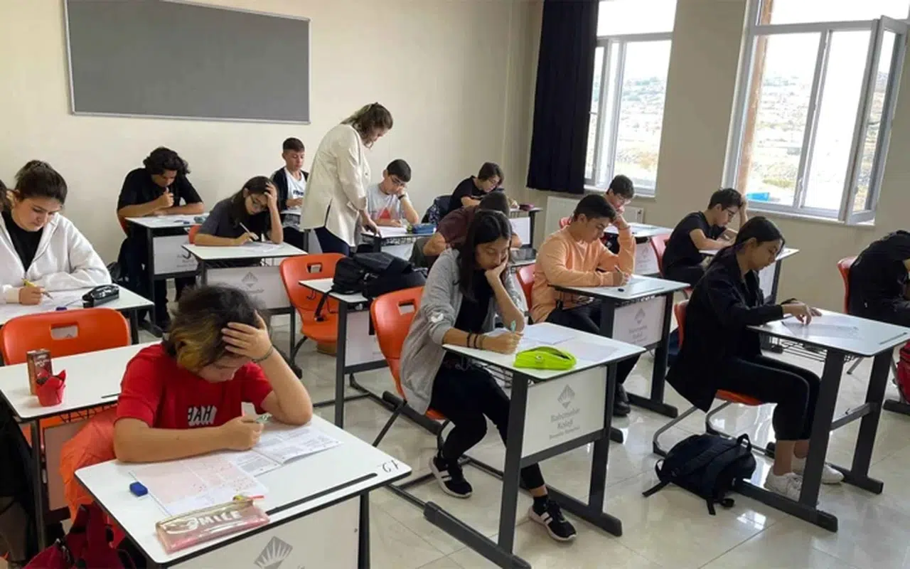 MEB okul yönetmeliğini değiştirdi! Kayıt, güvenlik ve veli görüşmelerinde yeni dönem
