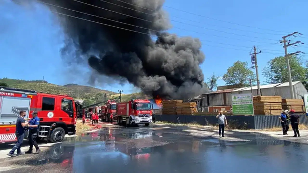 Kocaeli'de ambalaj fabrikasında yangın çıktı: 1 Kişi hayatını kaybetti