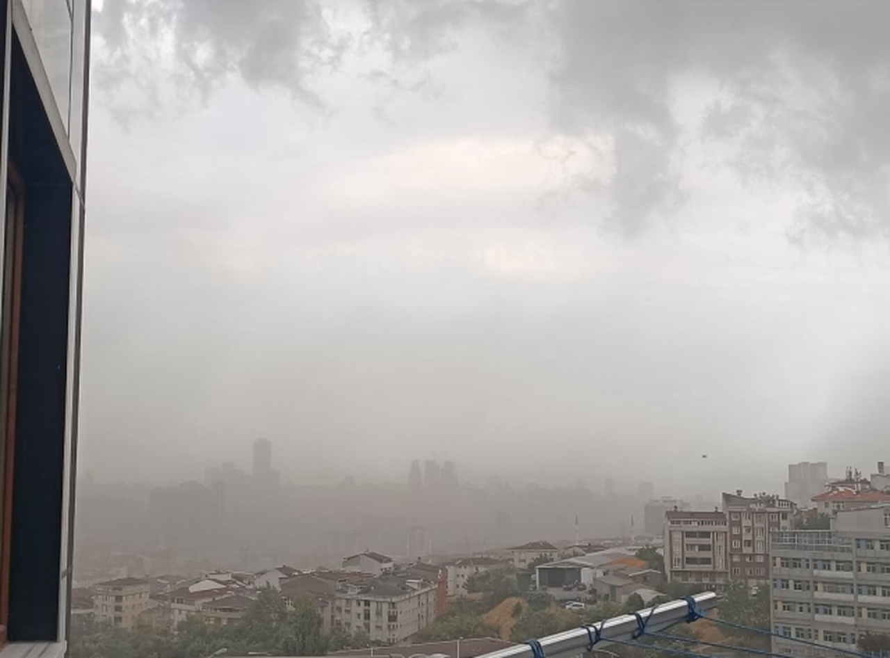 İstanbul'da şiddetli fırtına: Ağaçlar devrildi, çatılar uçtu