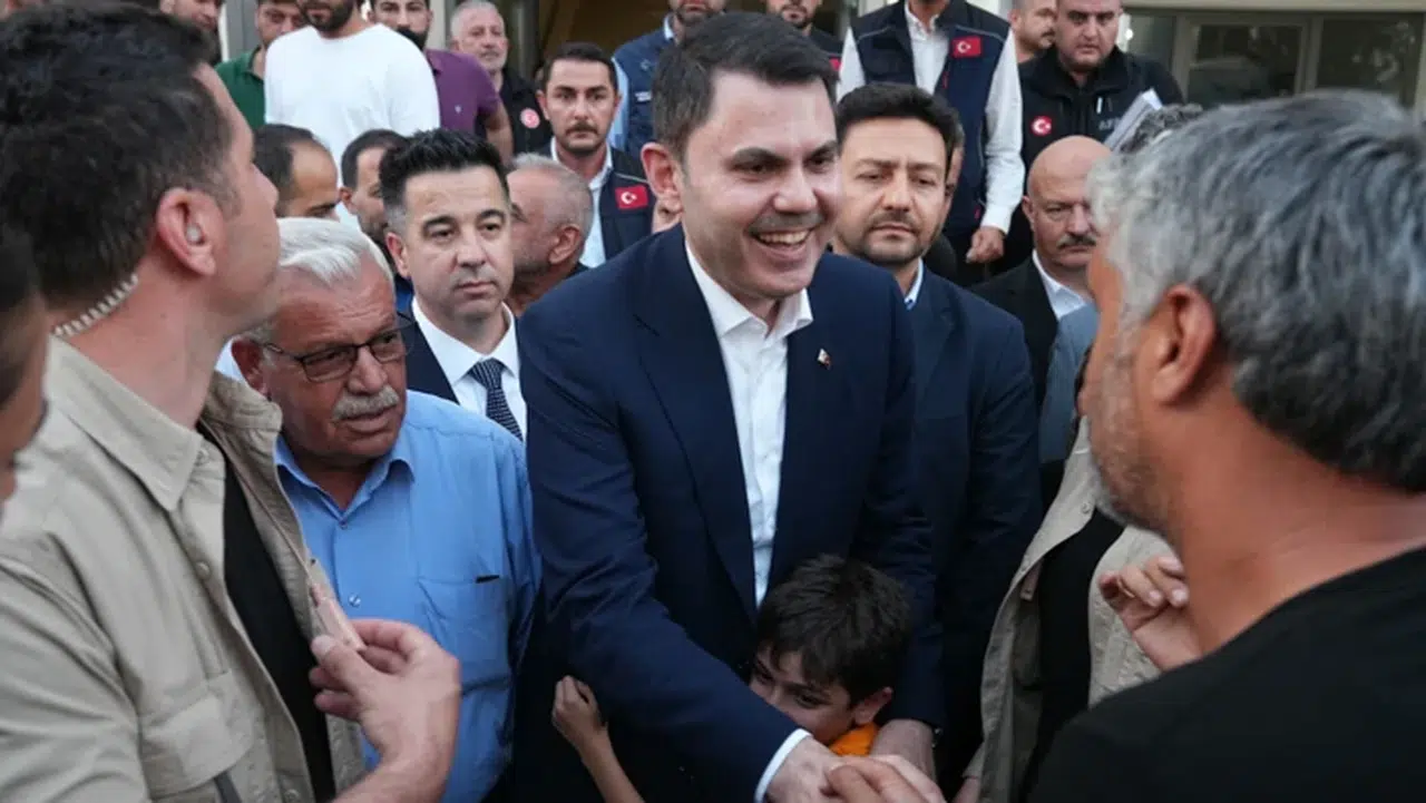 Bakan Kurum’dan depremzede Yusuf ve dedesine ziyaret: “İyi ki dedesi var iyi ki devleti var…”