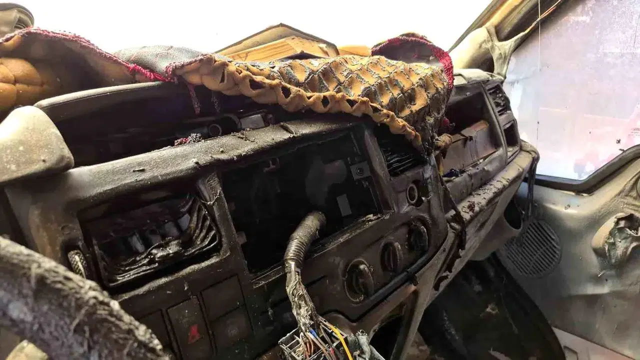 Eskişehir'de park halindeki kamyonette yangın: Navigasyon cihazı patladı