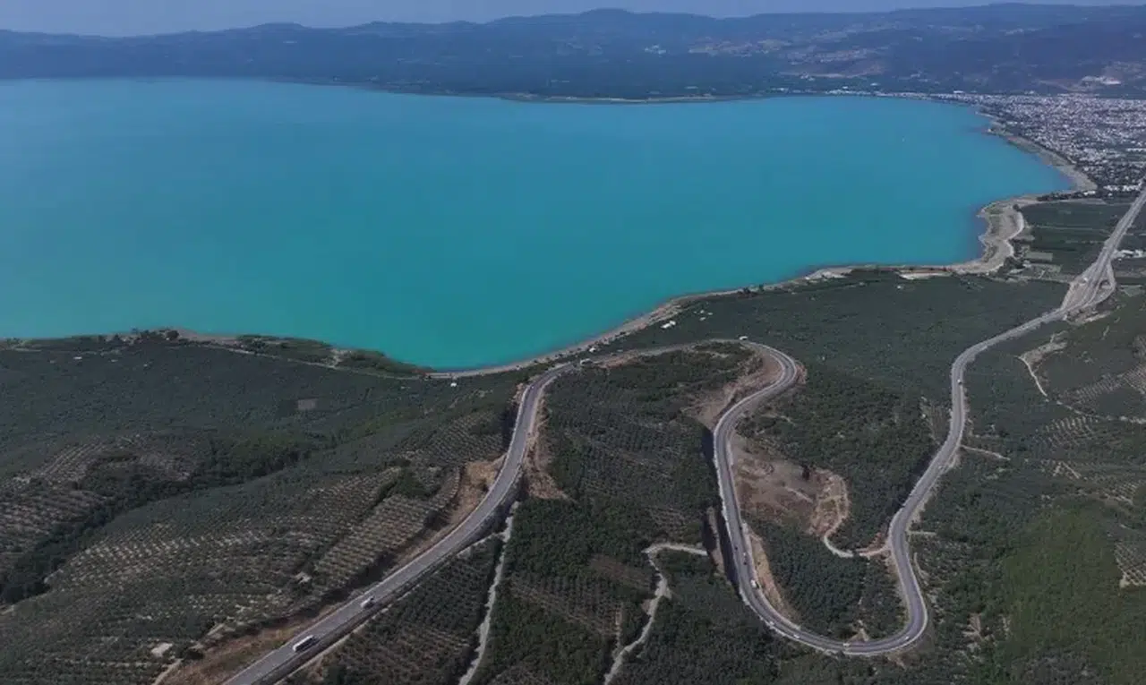 İznik Gölü turkuaz renge büründü: Alg tabakası yüzeye çıktı