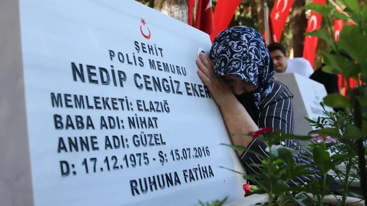 15 Temmuz şehidi Nedip Cengiz Eker, mezarı başında dualarla anıldı