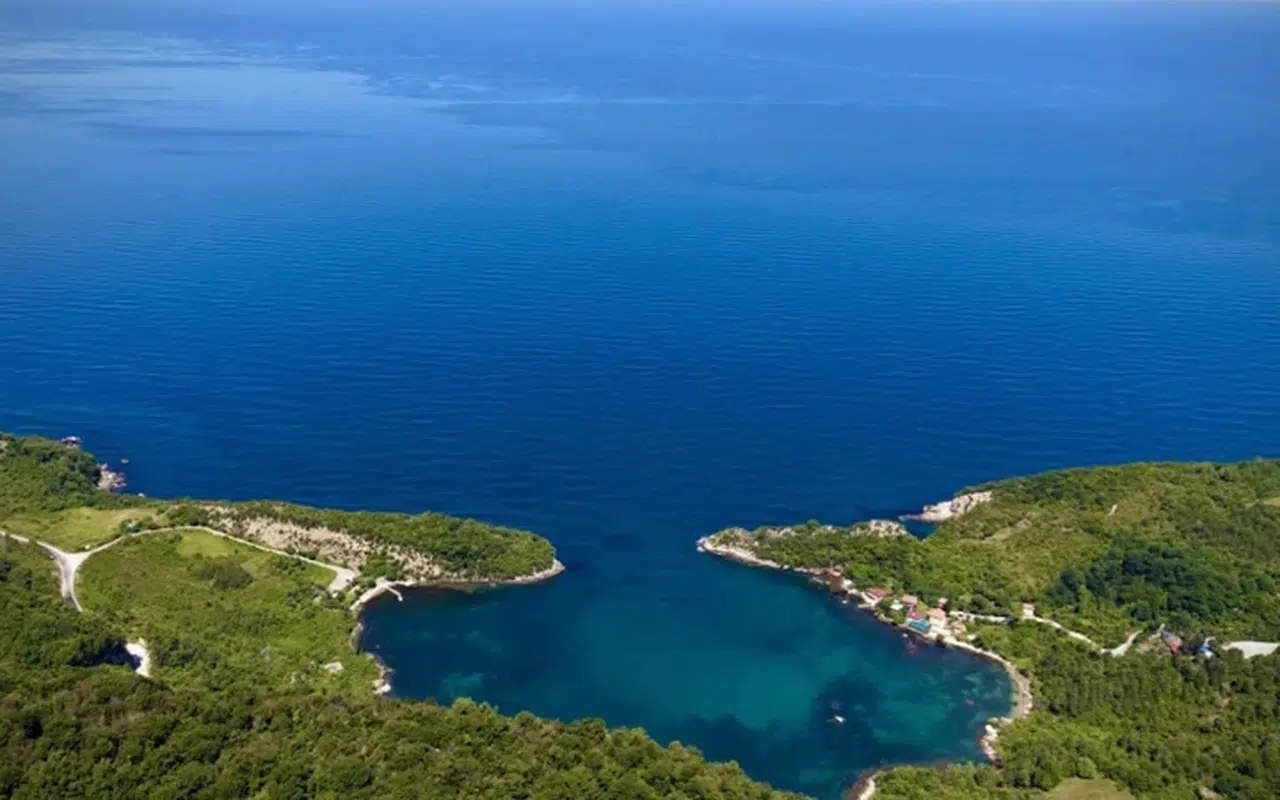 Karadeniz'in saklı cenneti Gideros Koyu, doğası ve tarihiyle ilgi görüyor