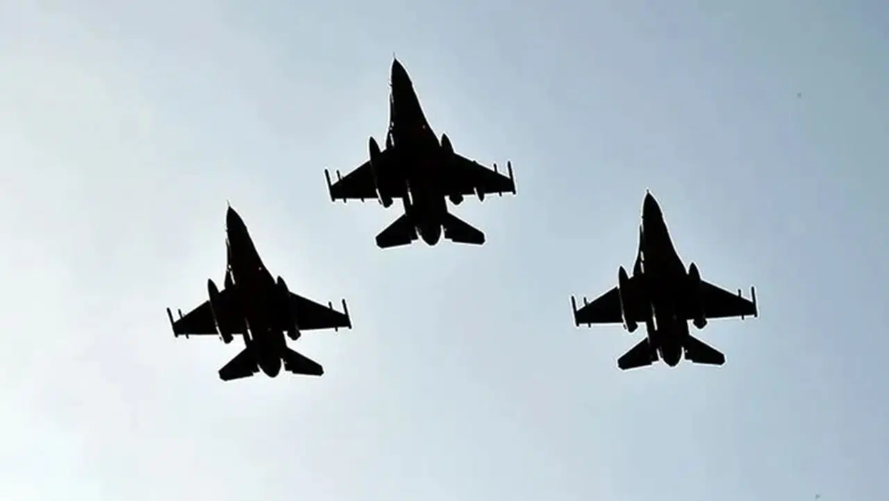 Romanya hava sahasını ihlal eden İHA, F-16 tarafından vuruldu