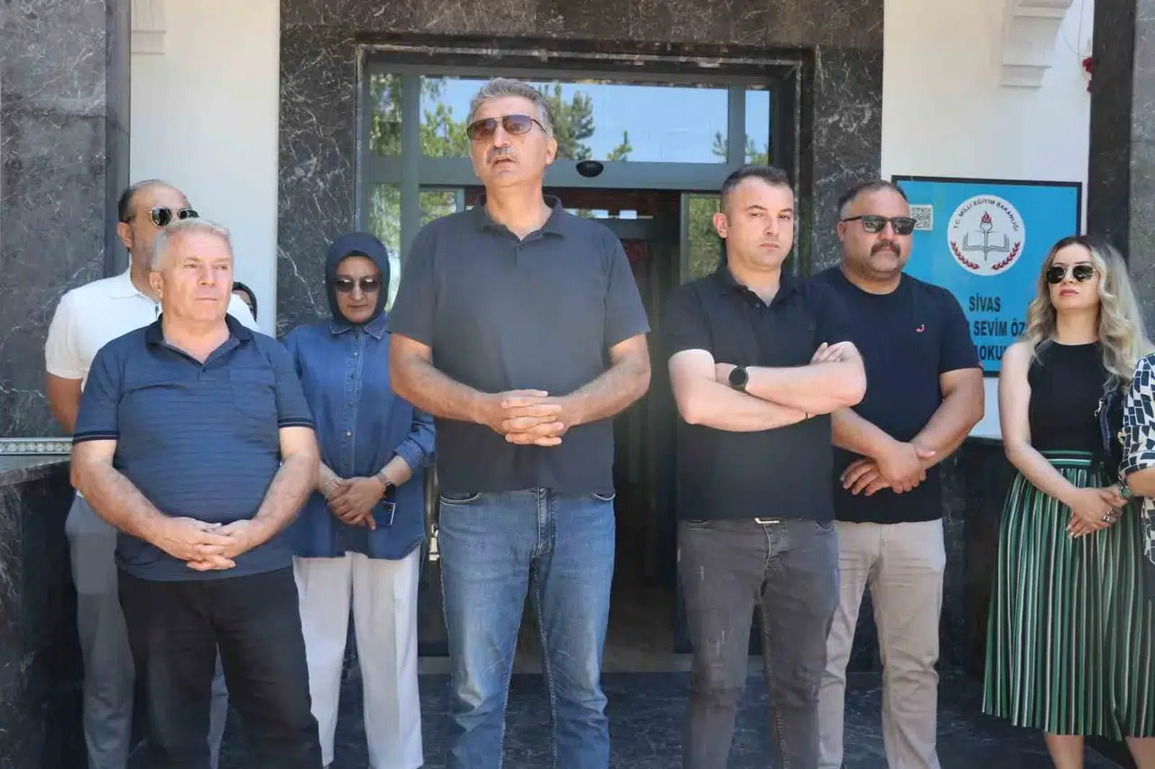 Sivas'ta özel okul konkordato ilan etti: Veliler ve öğretmenler okulun önünde toplandı