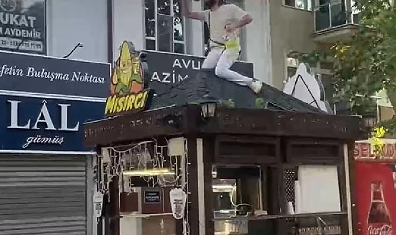 Kütahya'da tahliye kararına direnen büfe esnafı kendini zincirledi