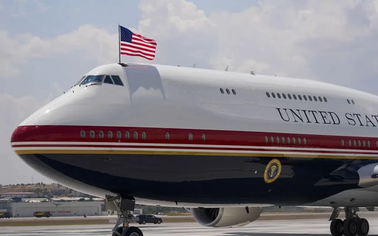 Ankara'ya iniş yaptı! Dünya, Air Force One'ı takip etti, rengini Trump seçmiş