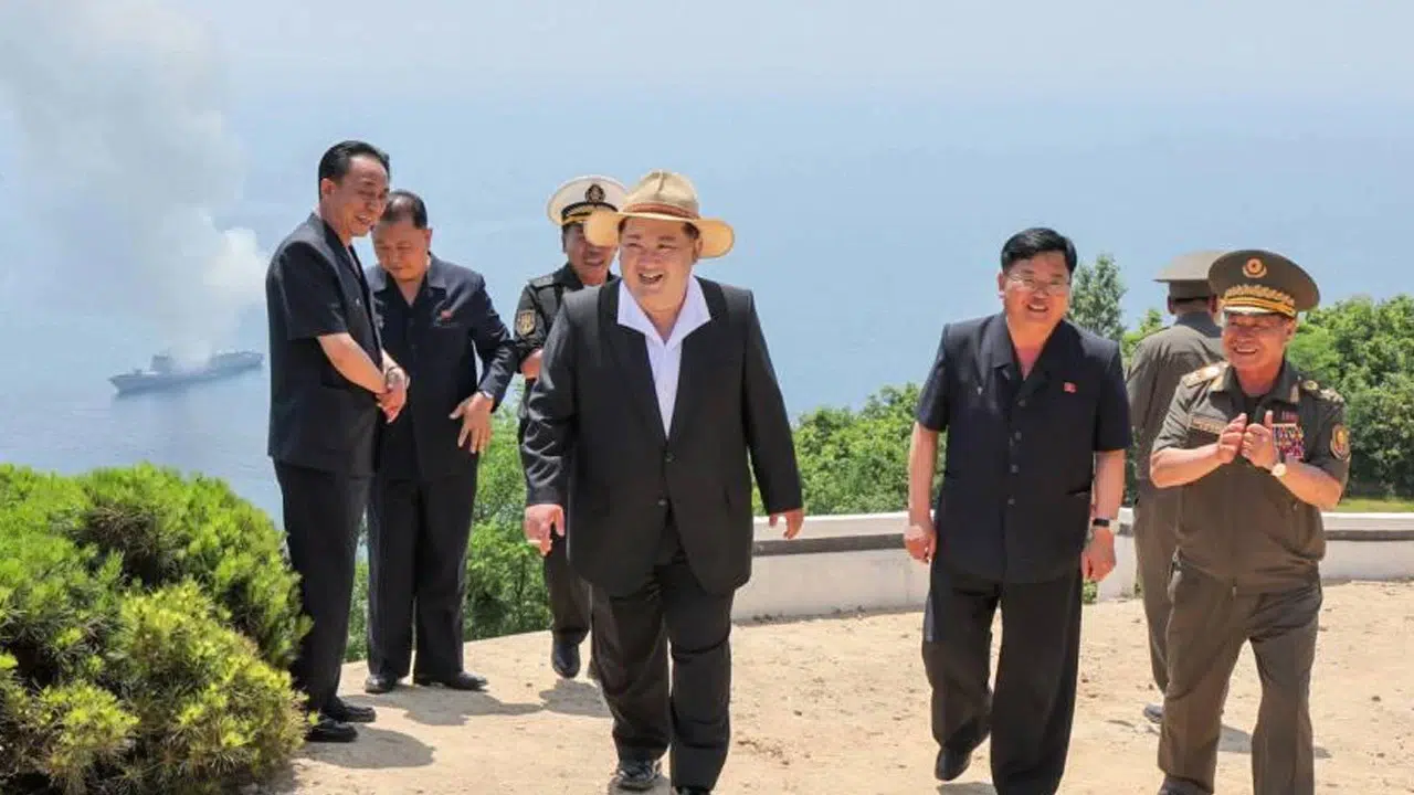 Kuzey Kore lideri Kim, 5 bin tonluk destroyerdeki silahların test edilmesini izledi