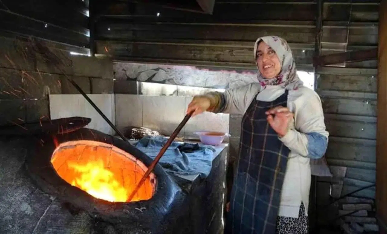 Hatay'da tandır başında zorlu mesai: 80 derecelik sıcakta ekmek parası kazanıyorlar