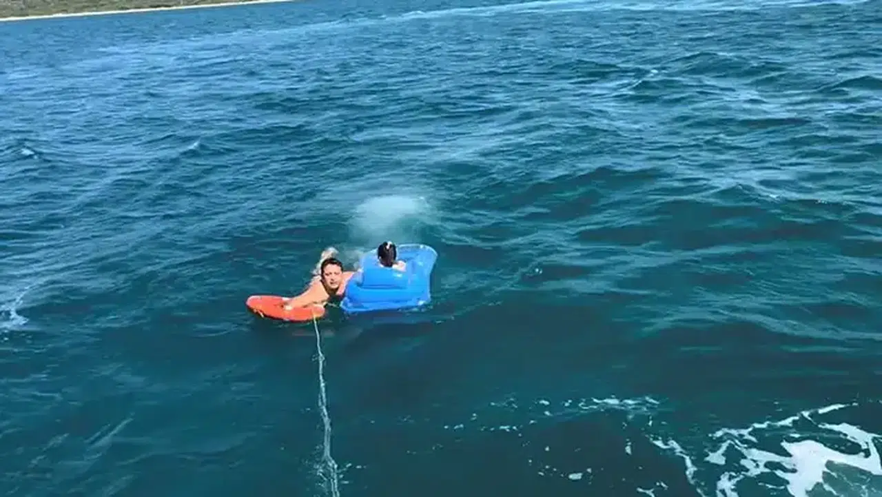 Didim açıklarında deniz yatağıyla sürüklenen çocuk Sahil Güvenlik tarafından kurtarıldı