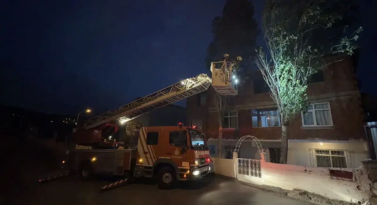 Maltepe'de fırtına: Ağac binanın üzerine devrildi
