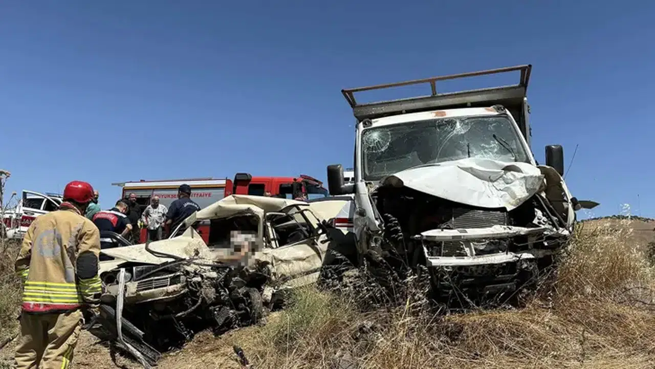 Manisa'da otomobil ile kamyonet çarpıştı: 1 kişi yaşamını yitirdi