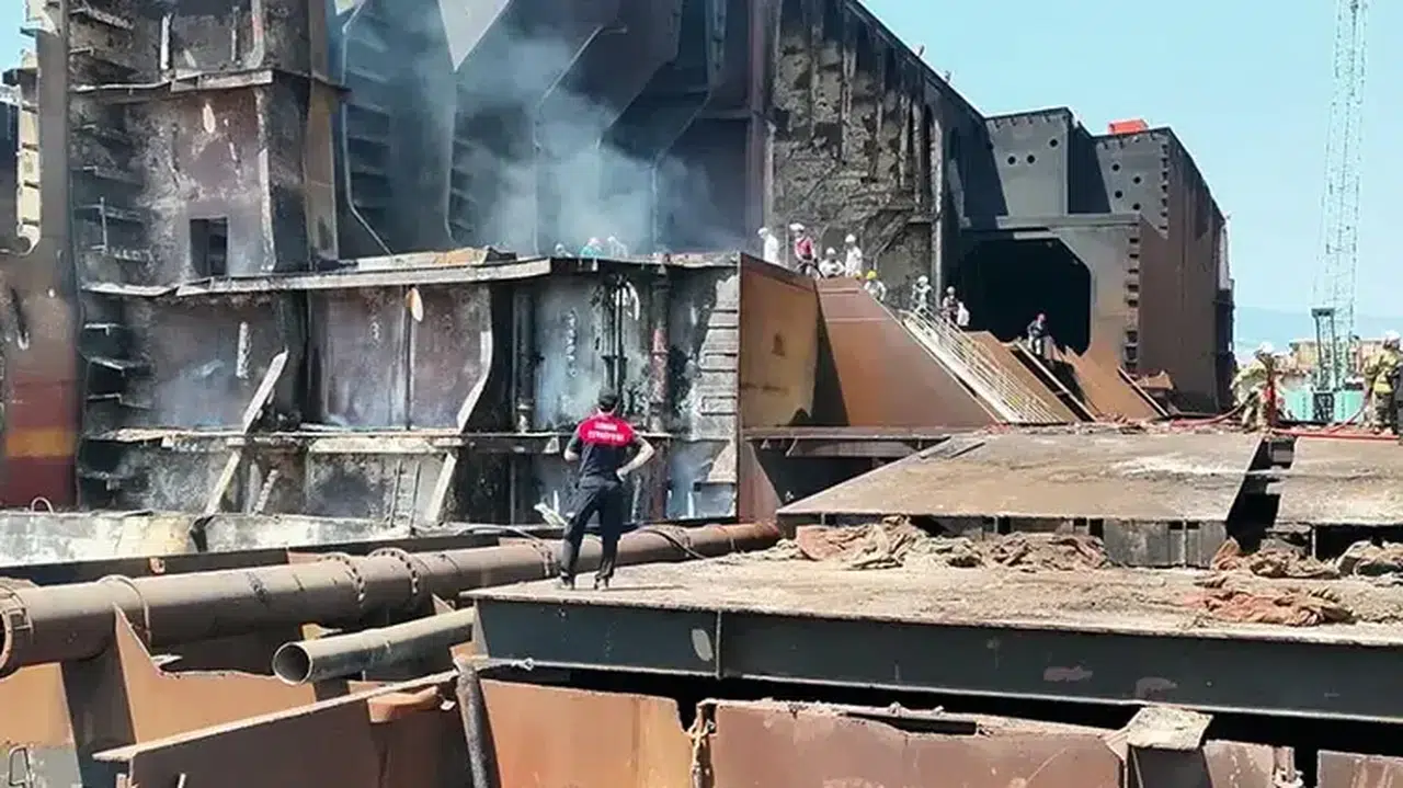 Aliağa gemi söküm tesisi'nde yangın: Söndürme çalışmaları sürüyor