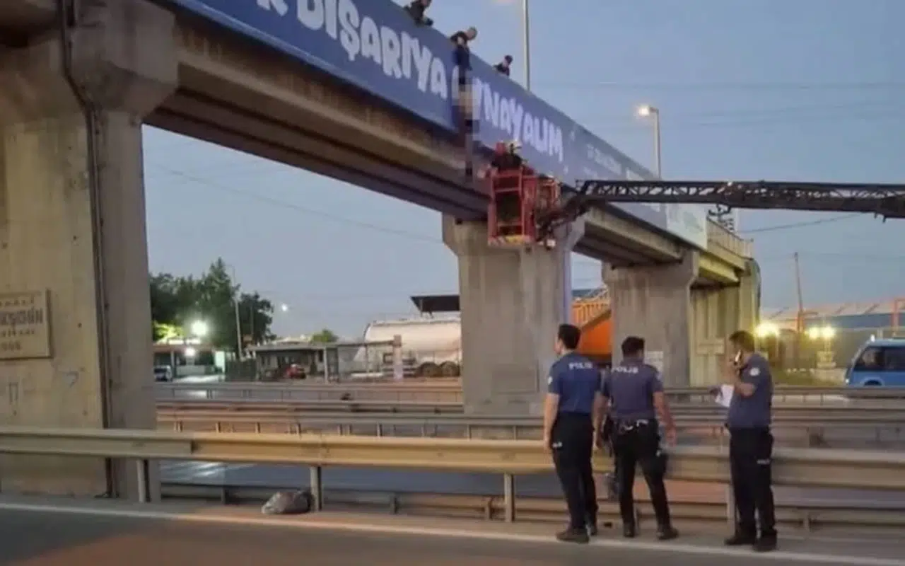 Gebze'de üst geçitte erkek cesedi bulundu: Polis olayın nedenini araştırıyor