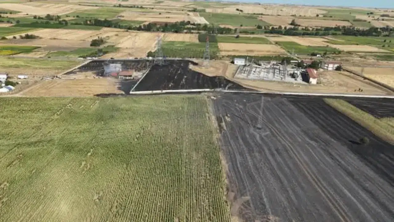 Sigara izmaritinin neden olduğu yangında çiftlik ev küle döndü