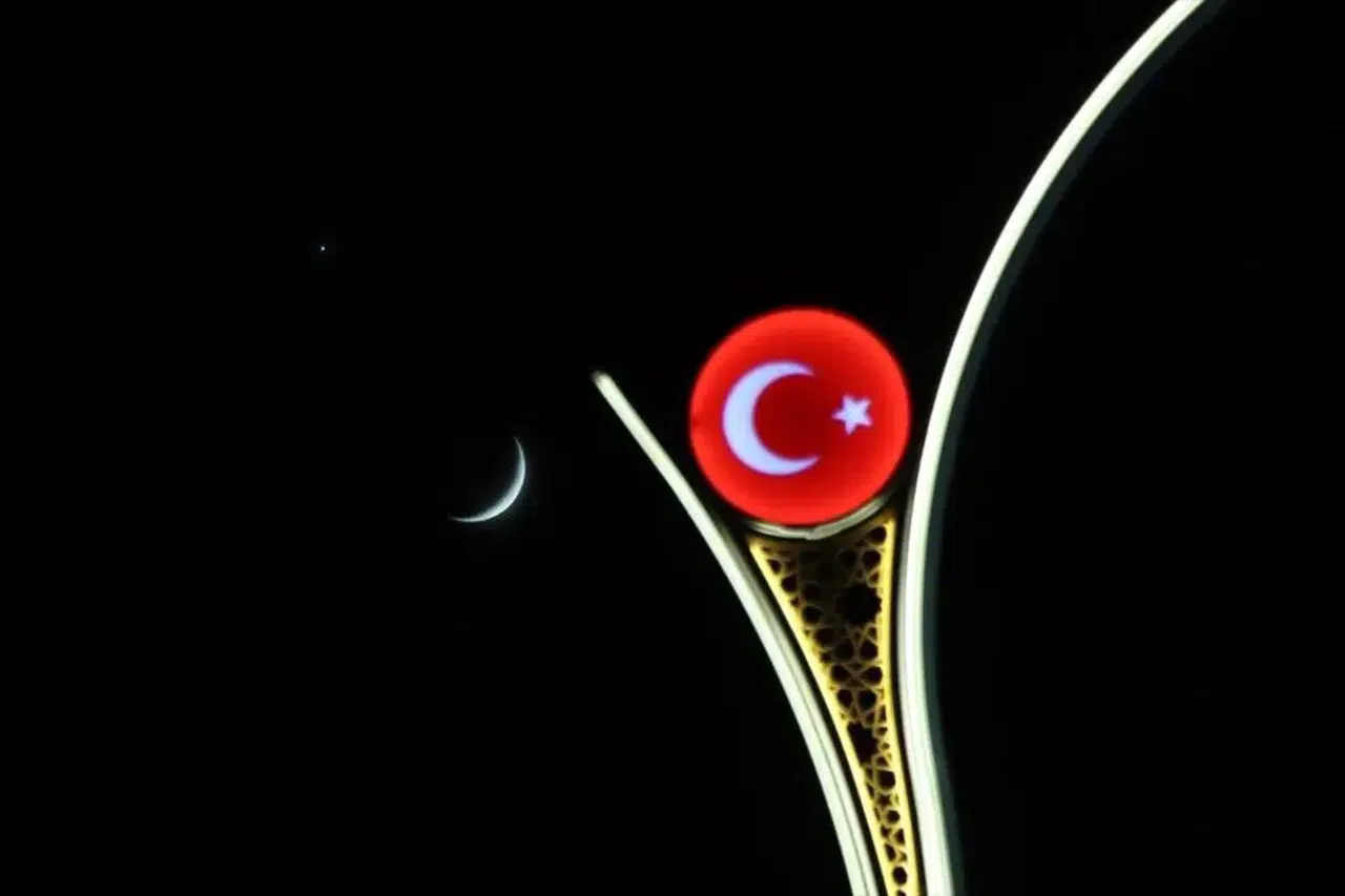 Venüs ile ince hilal aynı gökyüzünde buluşacak! En net izlenebileceği saatler