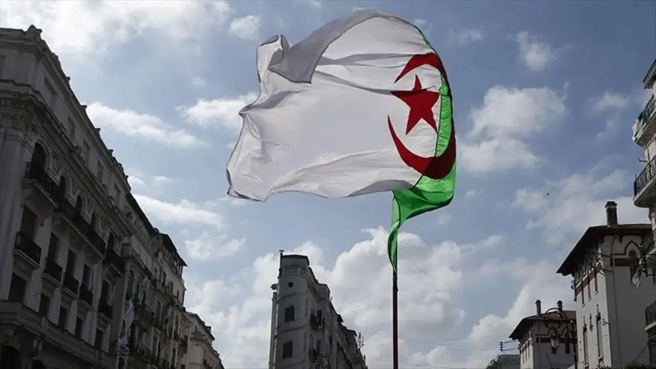 Cezayir, Mali'ye hava sahasını yeniden açtığını duyurdu