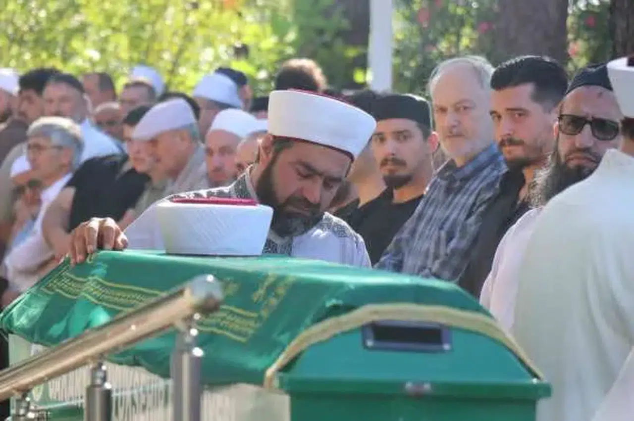 Sapanca'daki kazada yaşamını yitiren genç hafızın cenaze namazını imam olan babası kıldırdı