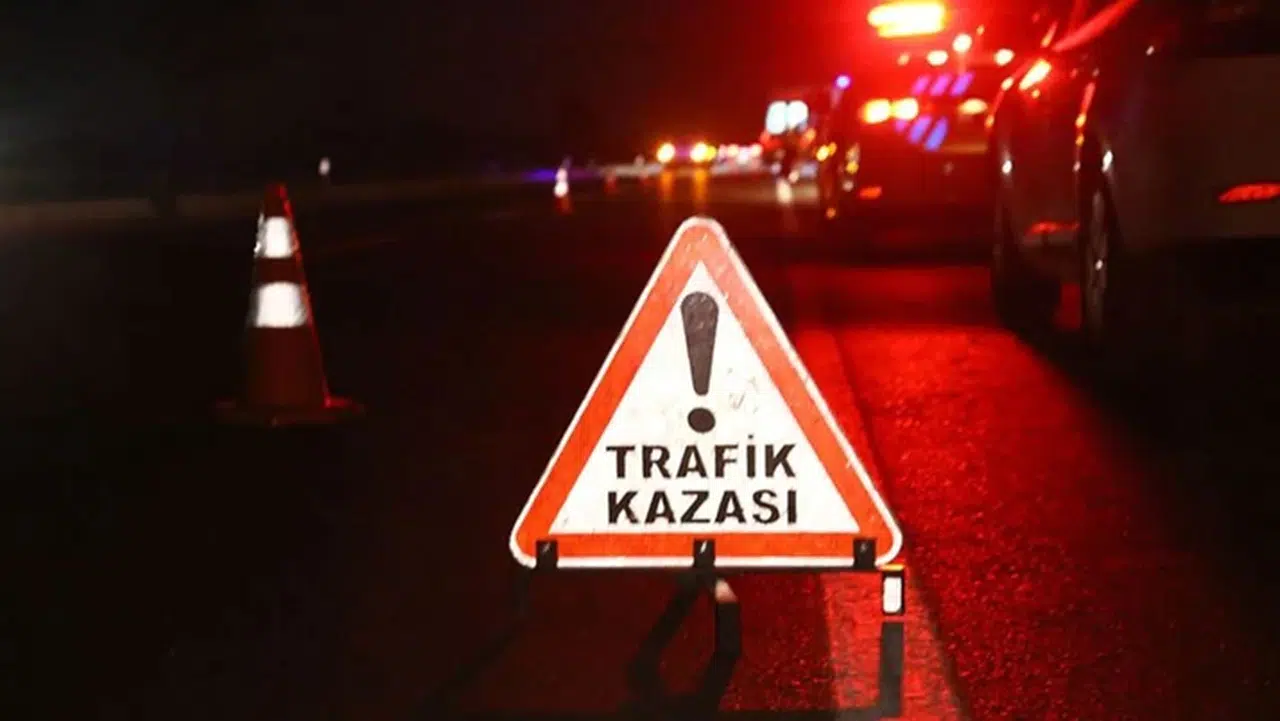 Kocaeli'de tıra çarpan otomobildeki baba ve oğlu öldü