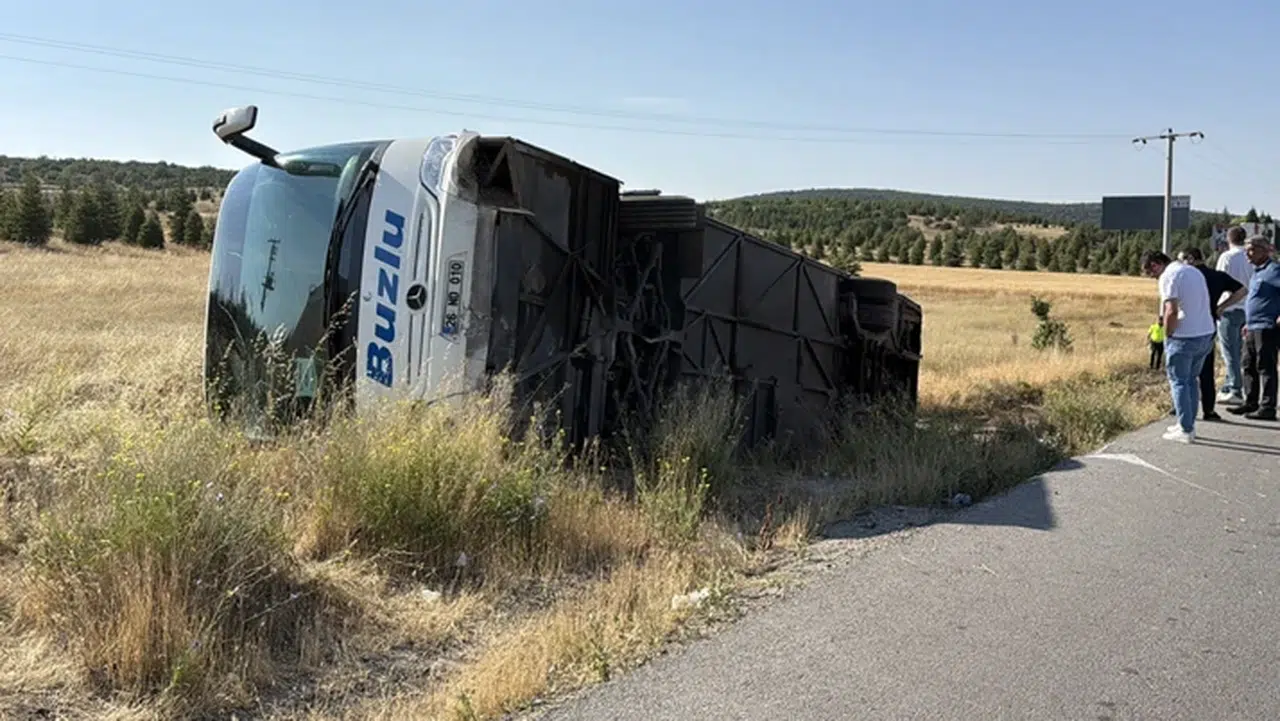 Eskişehir'de yolcu otobüsü şarampole devrildi: 20 kişi yaralandı