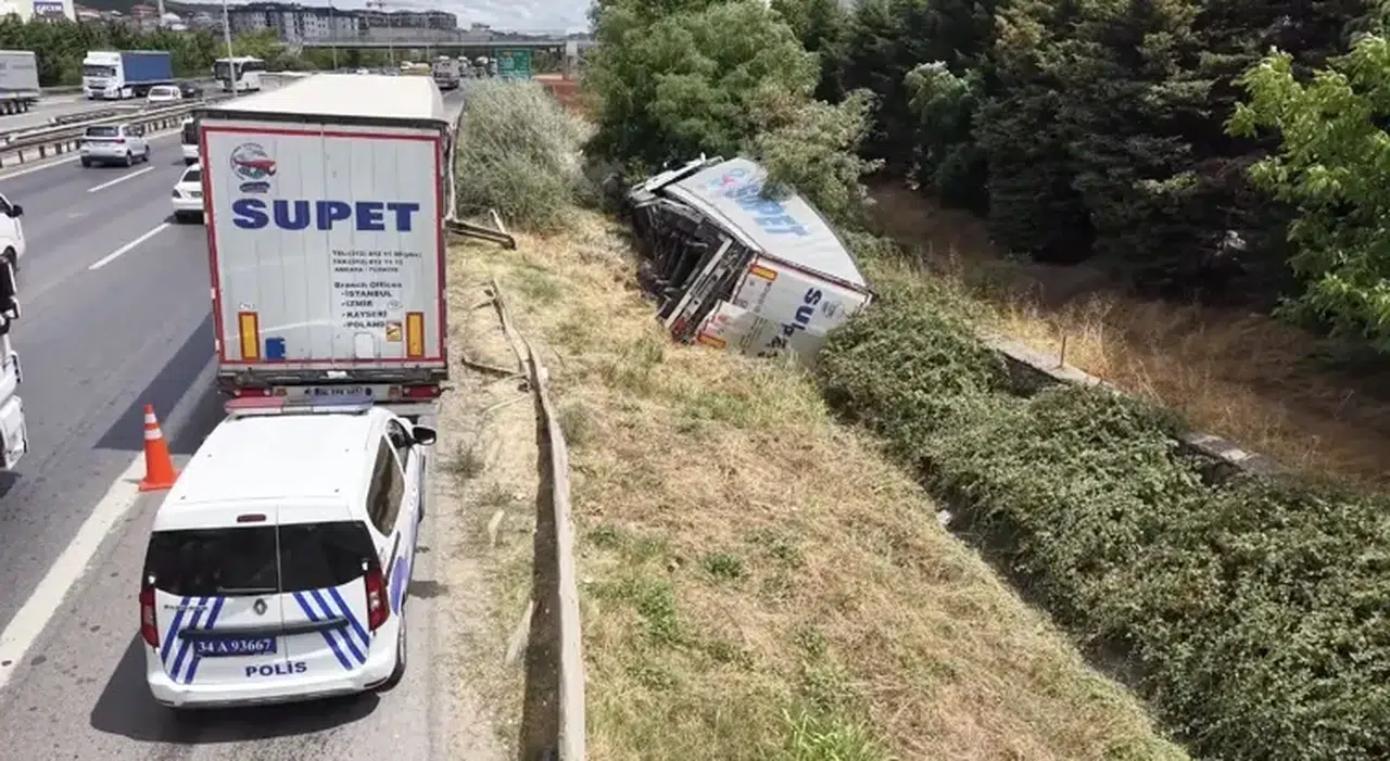 Sultanbeyli TEM Otoyolu'nda TIR devrildi: Kaza dronla görüntülendi