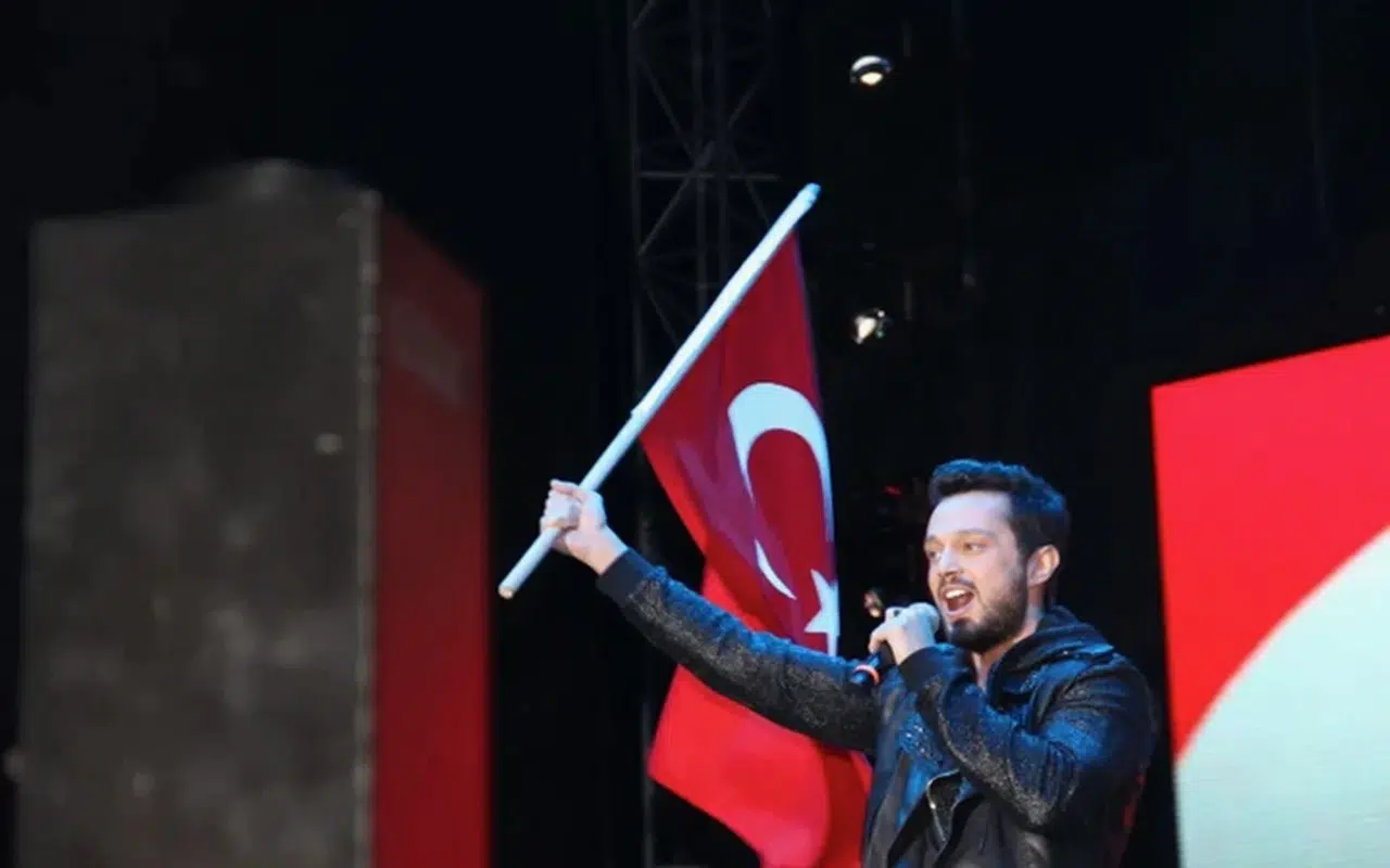 15 Temmuz'un 10. yılında ünlülerden ortak mesaj: Şehitler anıldı, milli birlik vurgusu yapıldı