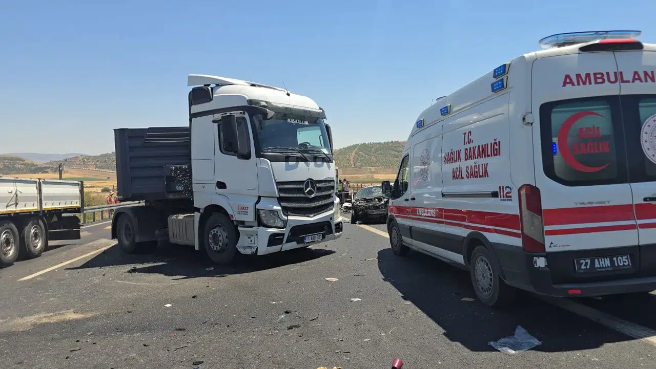 Otoyolu'da zincirleme kaza: Anne ve 3 yaşındaki oğlu hayatını kaybetti