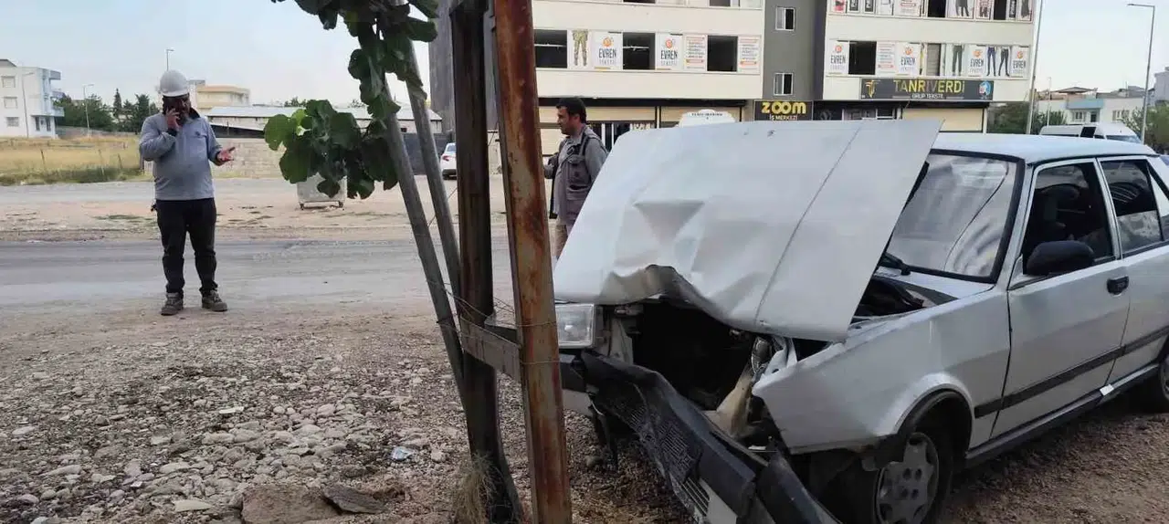 Kahta’da otomobil direğine çarptı: 2 kişi yaralı