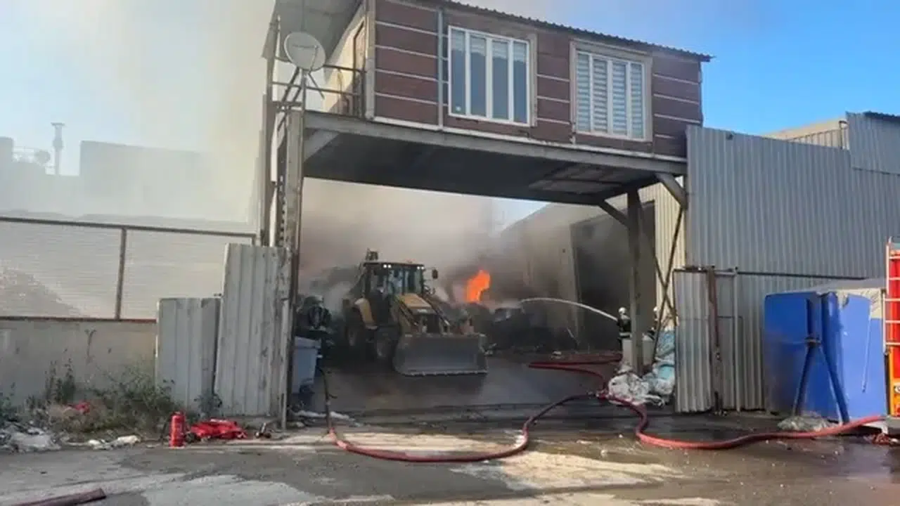 Kocaeli'nde geri dönüşüm deposunda yangın çıktı