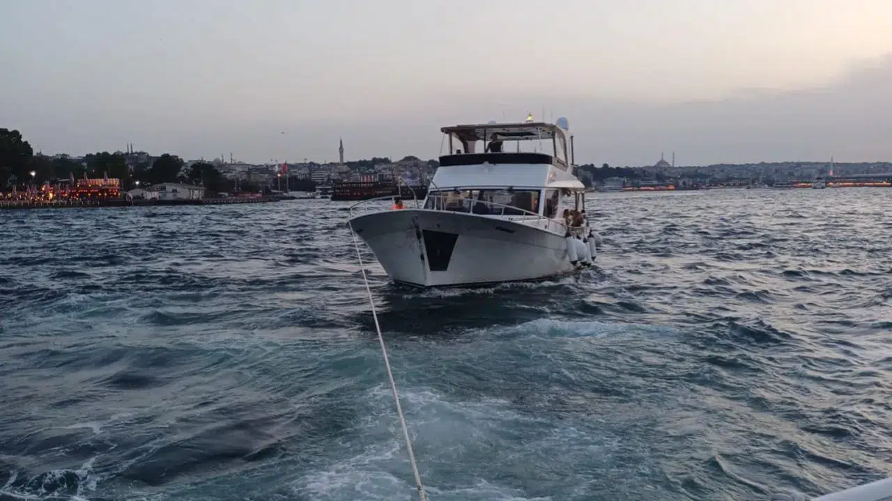 İstanbul Boğazı’nda tekne makine arızası nedeniyle sürüklendi