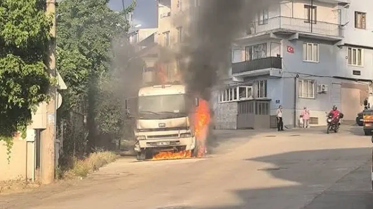 Bursa'da park halindeki otomobil alev aldı