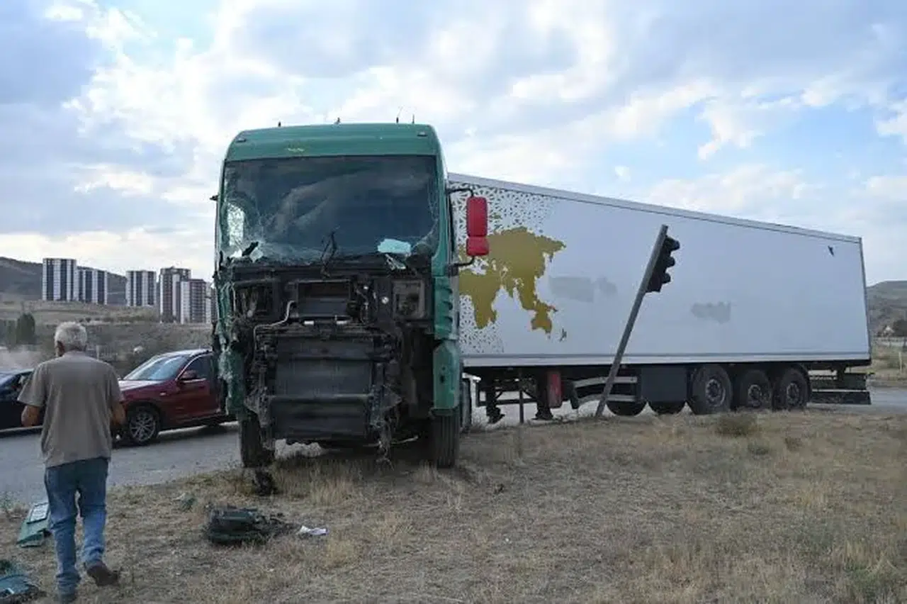 Kırıkkale'de TIR ile yolcu otobüsü çarpıştı: 1 kişi yaralandı
