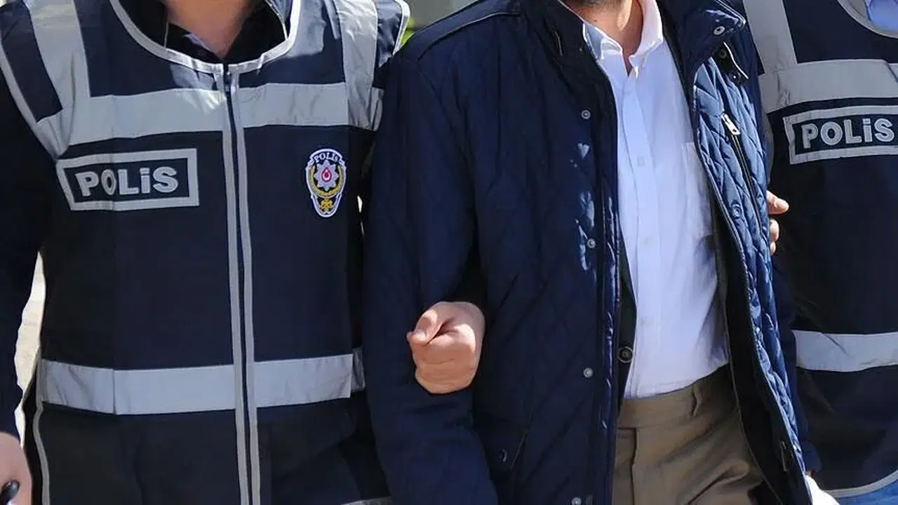 Otomobilin açılır tavanında yolculuk: 2 gözaltı, 4 bin 500 TL ceza
