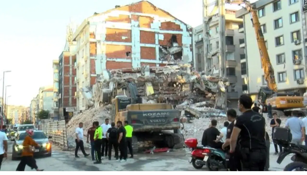 İstanbul’da yürekleri ağza getiren olay! 6 katlı bina yıkım sırasında çöktü