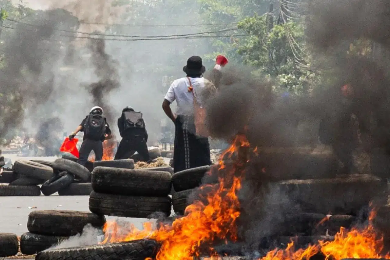 Myanmar'da budist manastırına hava saldırısı: 14 hayatını kaybetti