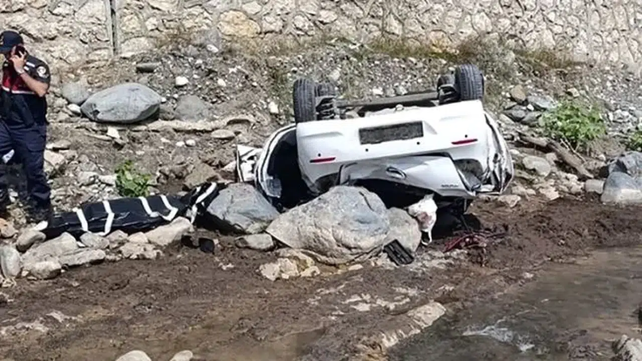 Adana’da feci kaza: Otomobil dereye uçtu, 2 kişi hayatını kaybetti