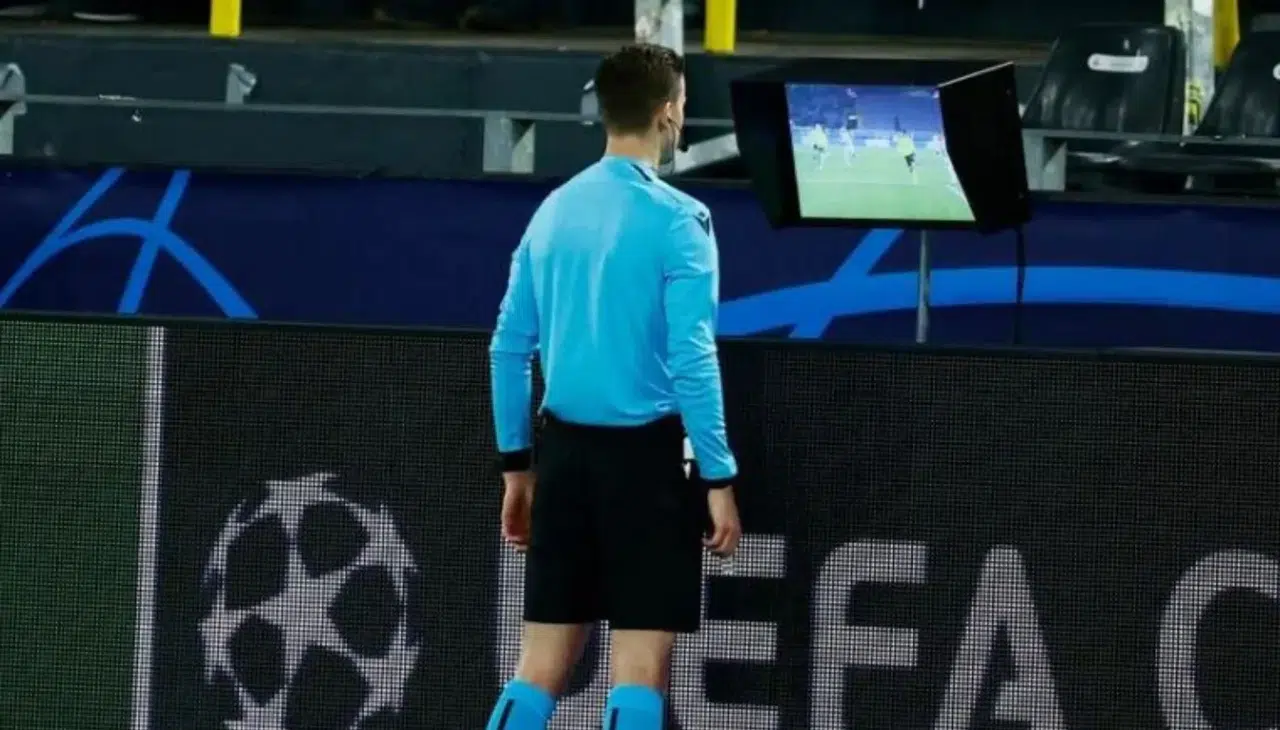 Hakemlerin tartışmalı kararları son buluyor: UEFA yeni kuralı tüm dünyaya duyurdu!