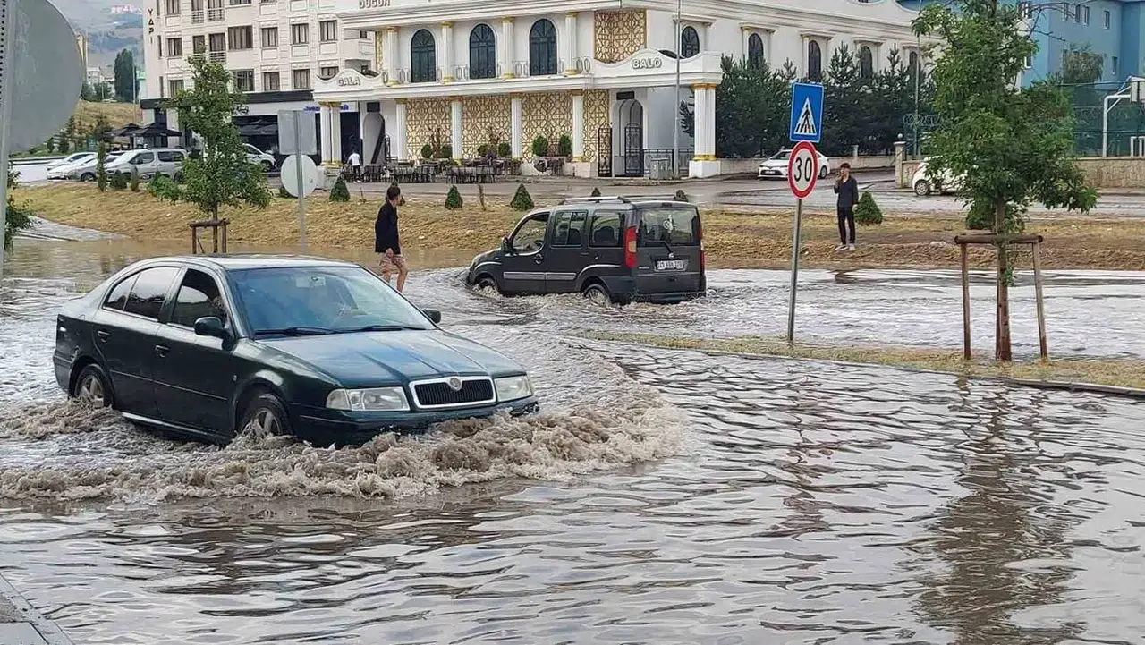 Erzurum'da sağanak ve fırtına etkili oldu