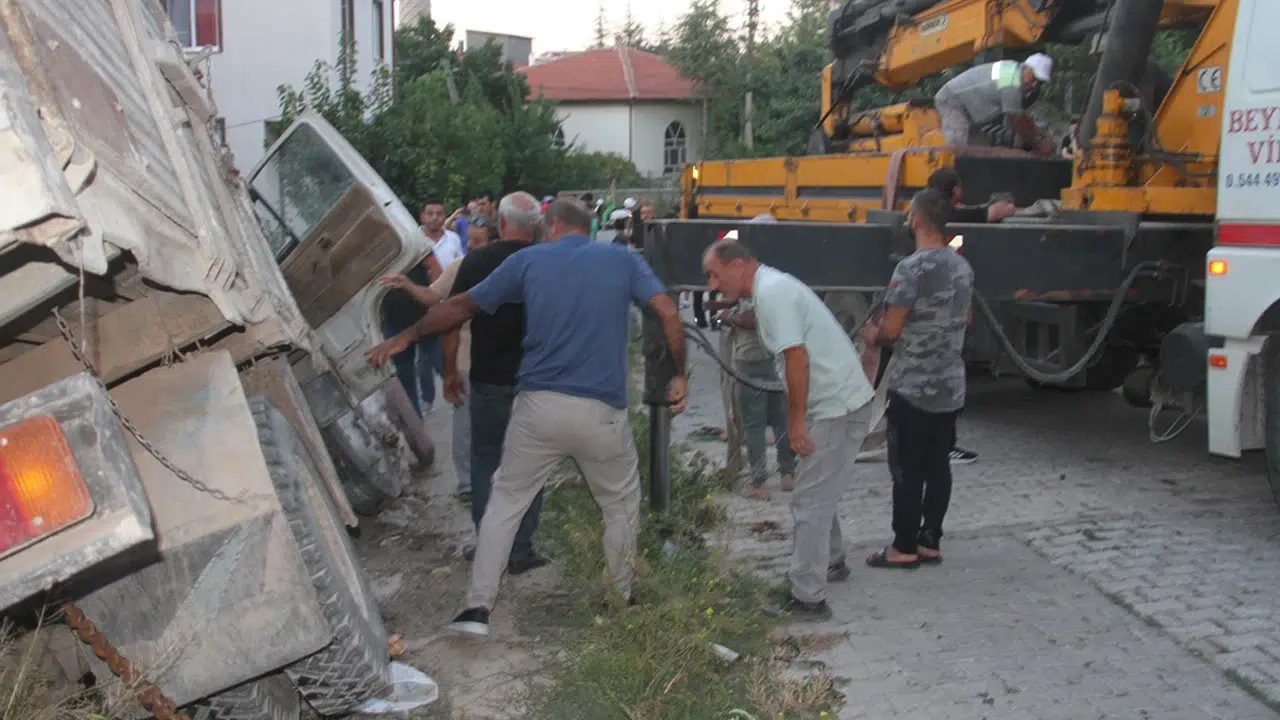Konya'da faciadan dönüldü: El freni boşalan kamyoneti durdurmak isterken sıkıştı