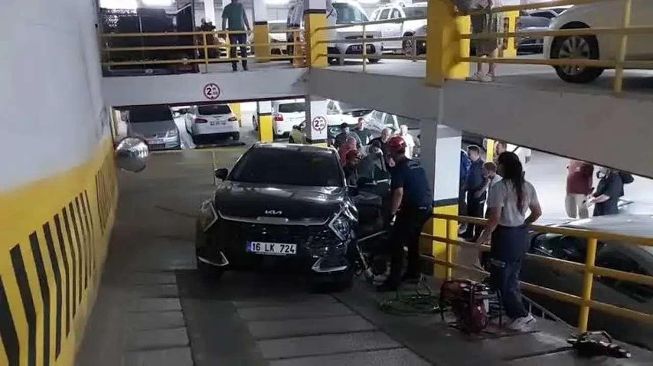 Balıkesir'de otopark çıkışında korkutan kaza: Kadın aracın altında kaldı