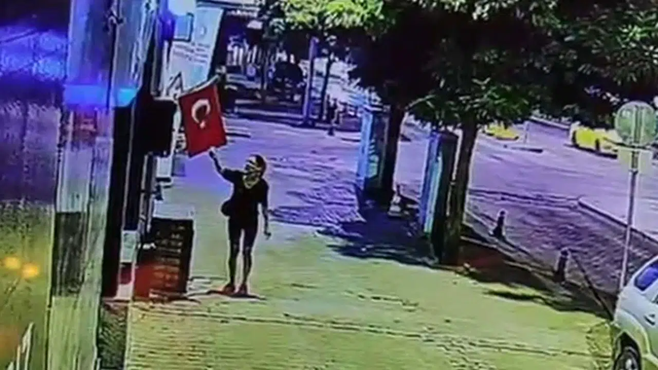 Muğla’da Türk Bayrağı'nı ateşe veren şüpheli aranıyor