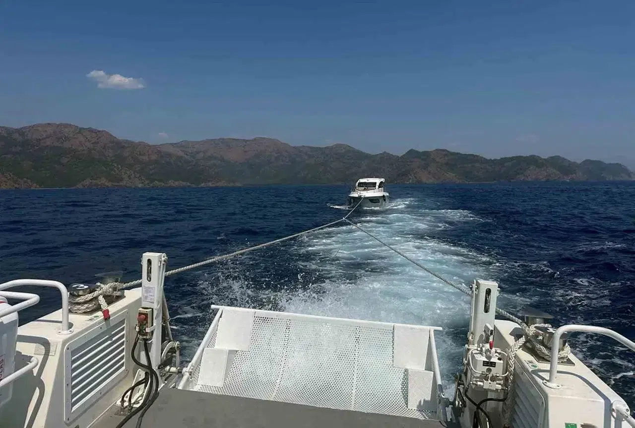 Marmaris açıklarında yat sürüklendi: 7 kişi kurtarıldı