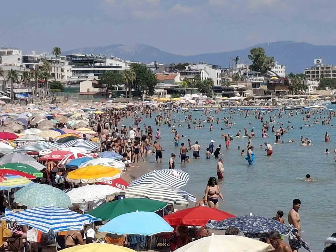 Didim’de sıcaklık 30 dereceyi aştı: Altınkum Plajı dolup taştı