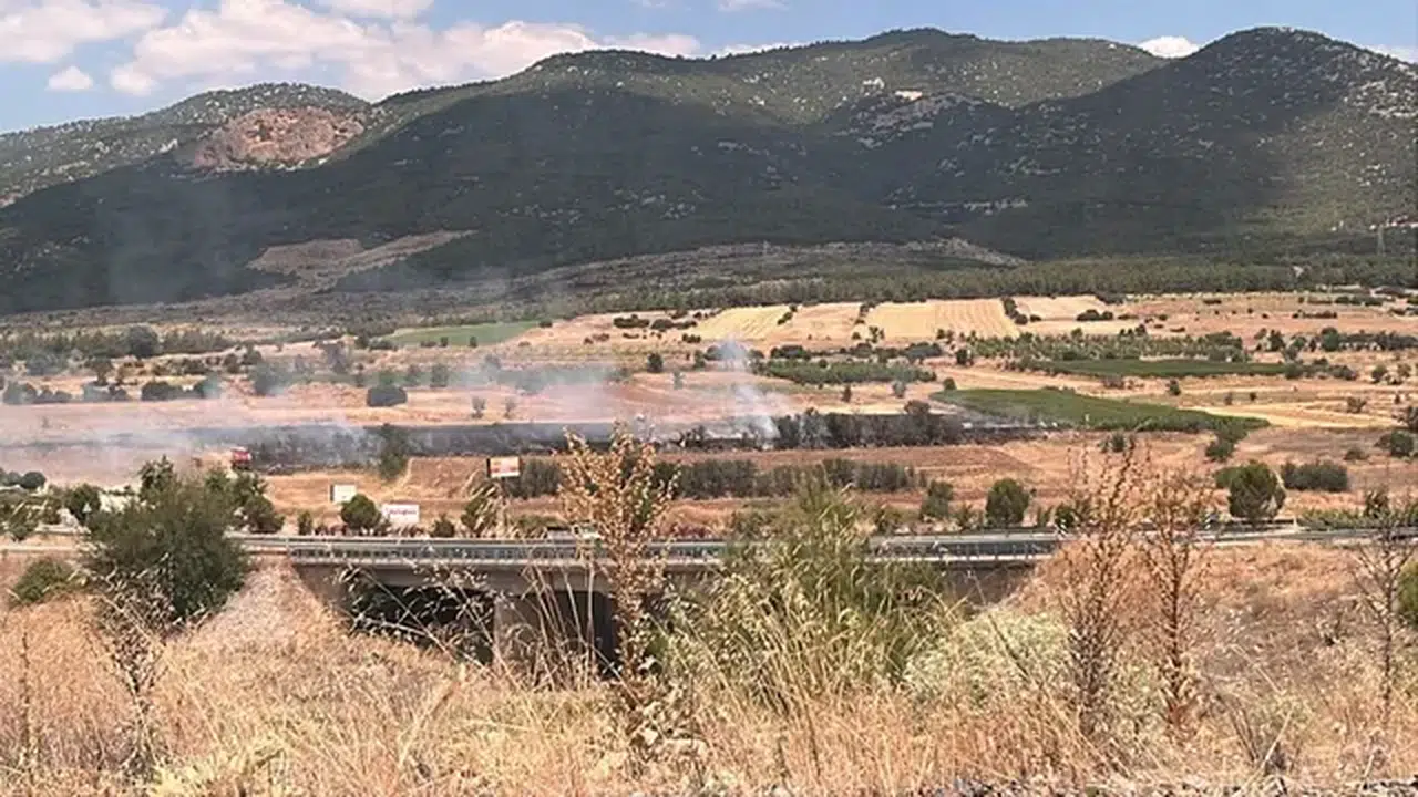 Burdur’da 20 dönümlük otluk alanda yangın: Soğutma çalışmaları sürüüyor